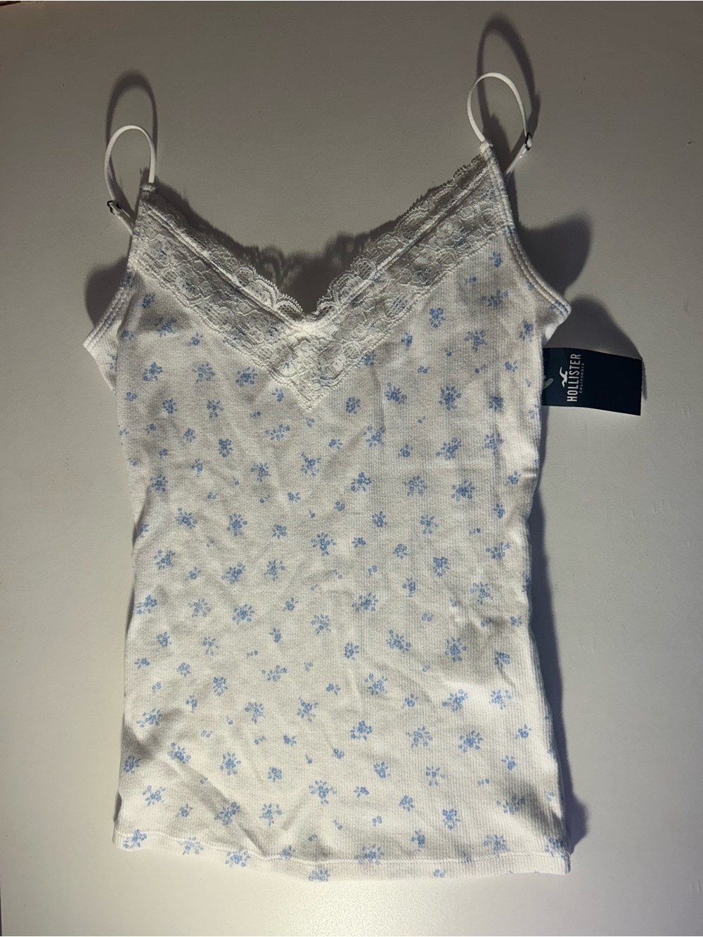 💙Hollister White Cami with Light Blue Floral Print & Lace Trim🩵🐬✨